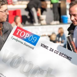 M. Ženíšek předal junákům 10 000 Kč na shořelou klubovnu