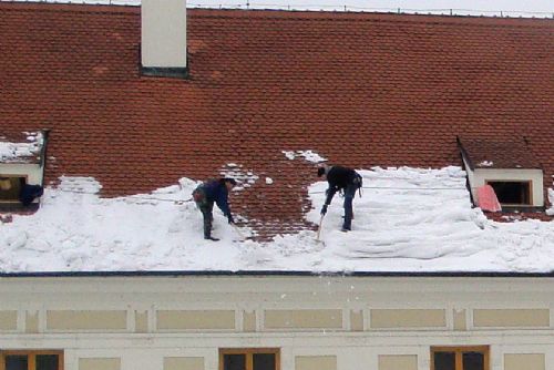 Foto: Majitelé domů by neměli zapomínat odklízet sníh ze střech