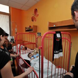 Malé pacienty FN Plzeň přišli potěšit Vrba a Horváth