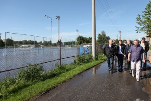 Foto: Michal Hašek navštívil povodněmi poškozená místa kraje