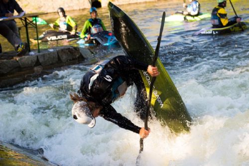 Foto: Mistr světa i Evropy ve freestyle kayakingu se sešli na závodech v Plzni