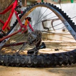 Mladá cyklistka u Srbic bourala, na kole vezla rakety