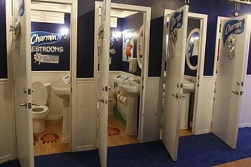 Foto: Muž v Plzni onanoval na školních záchodech 