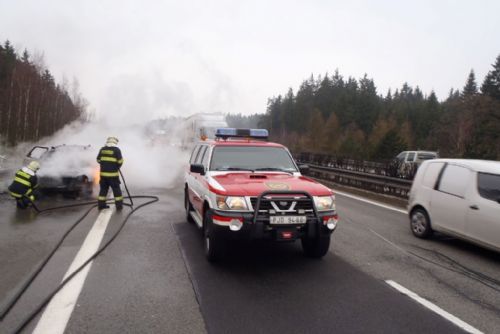 Foto: Na 54. km D5 u Svojkovic shořelo osobní auto 