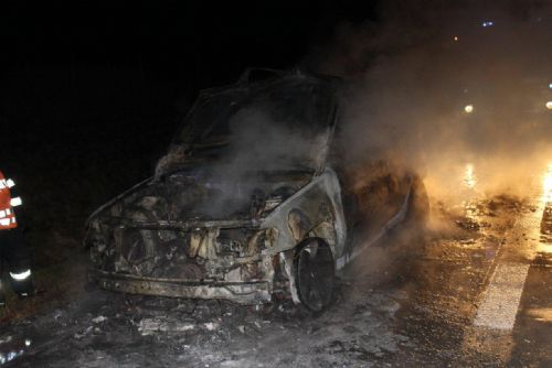 Foto: Na D5 u Benešovic shořelo auto, posádka stihla utéct 
