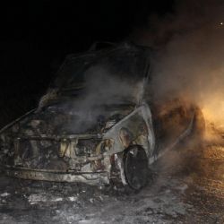 Na D5 u Benešovic shořelo auto, posádka stihla utéct 