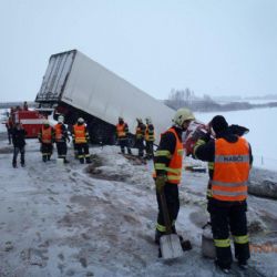 Na dálnici D5 a ve Stříbře bouraly kamiony