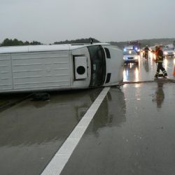 Na dálnici D5 na Plzeňsku se dodávka převrátila na bok