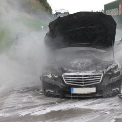 Na dálnici D5 směrem na Plzeň boural luxusní mercedes