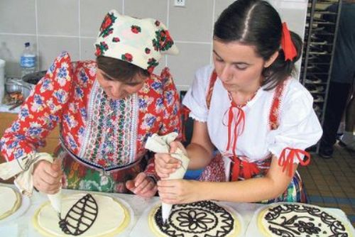 Foto: Na Domažlicku se peče, Chodské slavnosti v pátek startují 