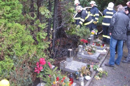 Foto: Na klatovském hřbitově hořel urnový háj