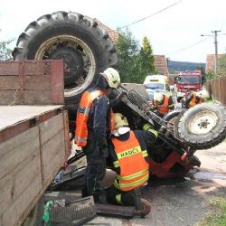 Na návsi ve Ždáru se převrátil traktor na střechu