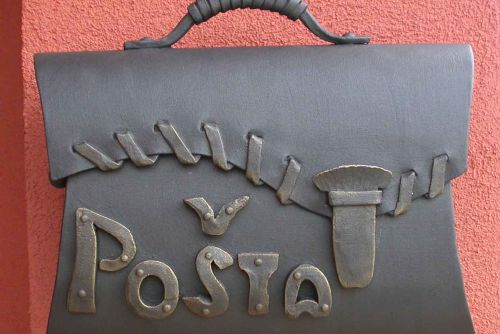 Foto: Na Nýřansku vytrhli poštovní schránku ze zdi domu