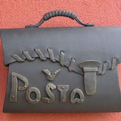 Na Nýřansku vytrhli poštovní schránku ze zdi domu