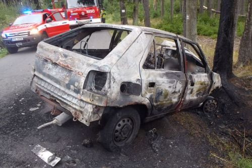 Foto: Na Rokycansku uhořel v autě člověk