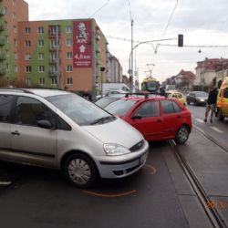 Na Slovanské blokovala nehoda provoz tramvají
