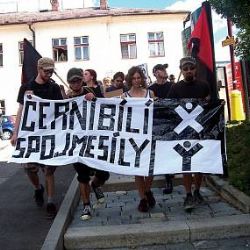 Sobotní Plzeň čeká protiromská a další demonstrace. Kde?