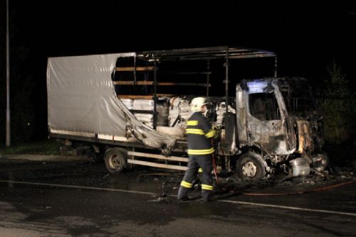 Foto: Na Svaté Kateřině hořel kamion s pytli granulí