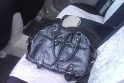 Foto: Nechat kabelku na sedadle auta se ženě nevyplatilo