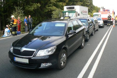 Foto: Nehoda tří aut v Holýšově: Řidička nedobrzdila v koloně 