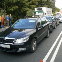Nehoda tří aut v Holýšově: Řidička nedobrzdila v koloně 