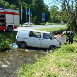 Nezabrzdil dodávku, ta skončila s dítětem a ženou v potoce  