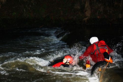 Foto: Noví vodní záchranáři z Plzně podstupují náročný výcvik 
