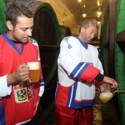 Novou reklamu pro Pilsner Urquell natáčeli hokejisté ve sklepích pivovaru