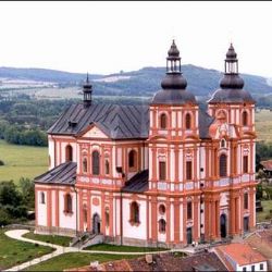 Opilá žena v Přešticích u kostela nabíhala na auta a křičela