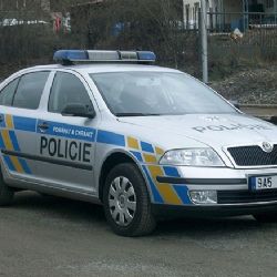 Opilý mladík si radosti z poškození policejního vozu dlouho neužil
