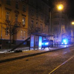 Opilý řidič smetl ráno v Plzni ženy na tramvajové zastávce