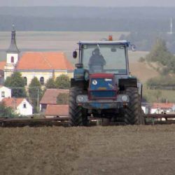 V Lišicích ukradli shrnovač hnoje
