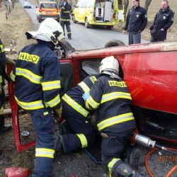 Osobní auto proletělo autobusovou zastávkou v Drslavicích   