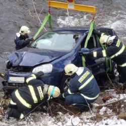 Osobní auto sjelo z třímetrového srázu do Otavy  