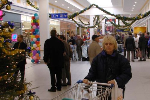 Foto: Brňák kradl v hypermarketech v Plzni před i po Vánocích