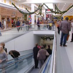 Dvě devatenáctky kradly v plzeňských hypermarketech