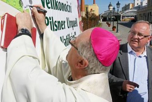 Foto: Papež František přijal požehnané pivo z Plzně