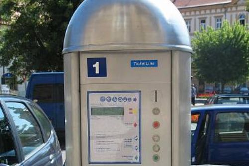 Foto: Mezi Klatovskou a autobusovým nádražím v Plzni už se za parkování platí. Strážníci pokutu neodpustí