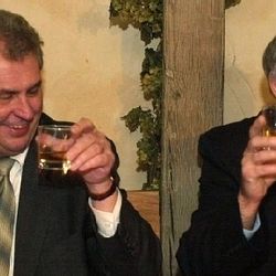 Petice v Plzni říká: Nechceme politruka Šlajse hejtmanem