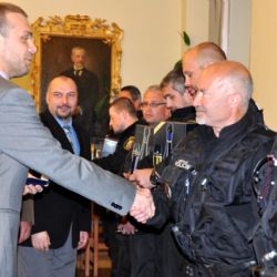 Plzeňští strážníci převzali medaile za zásahy v Ústí