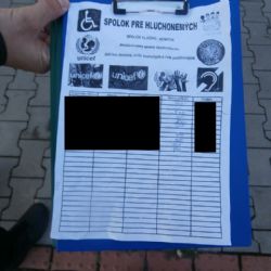 Podvodníci v Plzni lákali příspěvky na hluchoněmé
