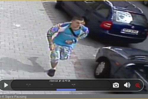 Foto: Policie hledá lupiče, přepadl obchod v Plzni. Neznáte ho?