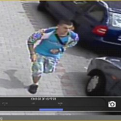 Policie hledá lupiče, přepadl obchod v Plzni. Neznáte ho?