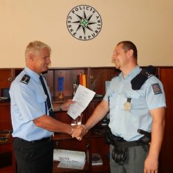 Policista v Plzni zachránil život seniorce, byl oceněn 