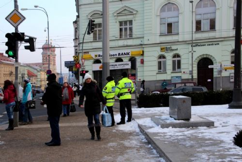 Foto: Policisté a strážníci v Plzni v pondělí kontrolovali chodce