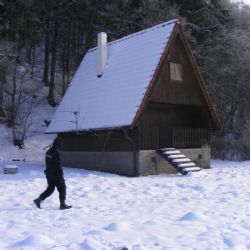 Policisté se zaměřují na kontrolu chatových oblastí
