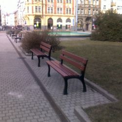 Posezení na náměstí T. G. Masaryka zpříjemní nové lavičky 