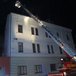 Požár střechy v Plzni způsobil nedopalek cigarety  