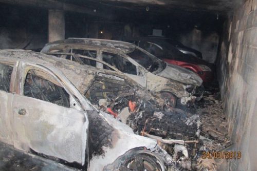 Foto: Požár v garážích na Vinicích spolykal pět milionů