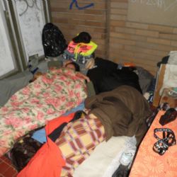 Před bývalou porodnicí na Slovanech bydlí bezdomovci